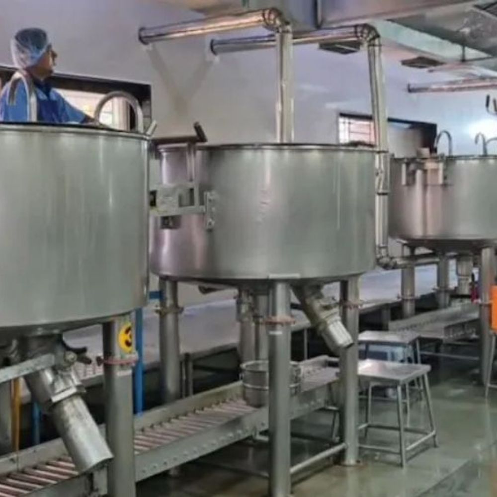 शिर्डी में साईं ट्रस्ट 200 किलो गैस रोज बचा रहा:सोलर सिस्टम से रोज बन रहा 40 हजार श्रद्धालुओं का खाना, सरकार ने सम्मानित किया