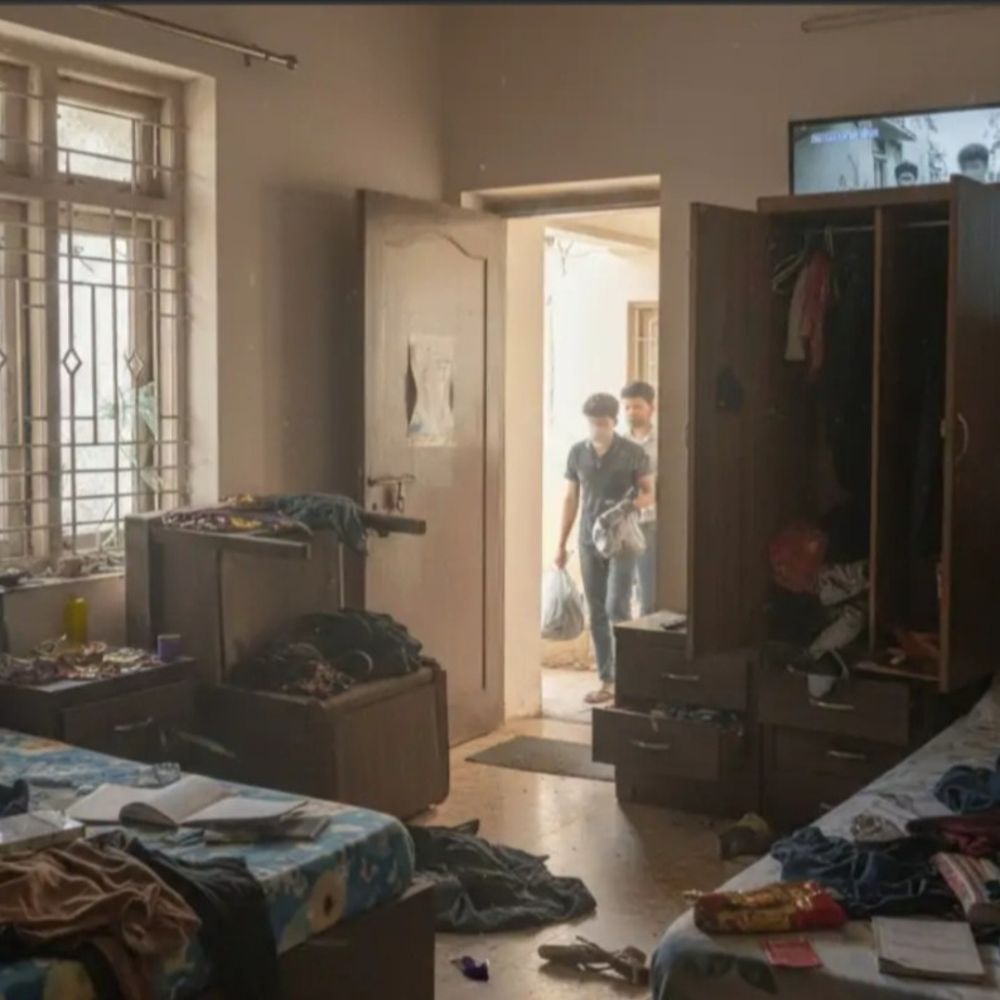 लखनऊ में सूने मकान का ताला तोड़कर लाखों की चोरी:जेवर-नकदी और लैपटॉप ले गए चोर, तीन घंटे तक दो लोगों ने खंगाला घर