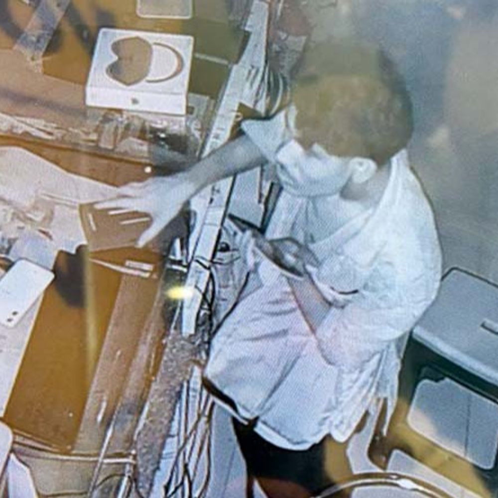 14 लाख के आईफोन चोरी करने वाला चोर गिरफ्तार:रायगढ़ में मोबाइल चोरी कर हुआ था फरार, चलती ट्रेन में घेरकर पुलिस ने पकड़ा