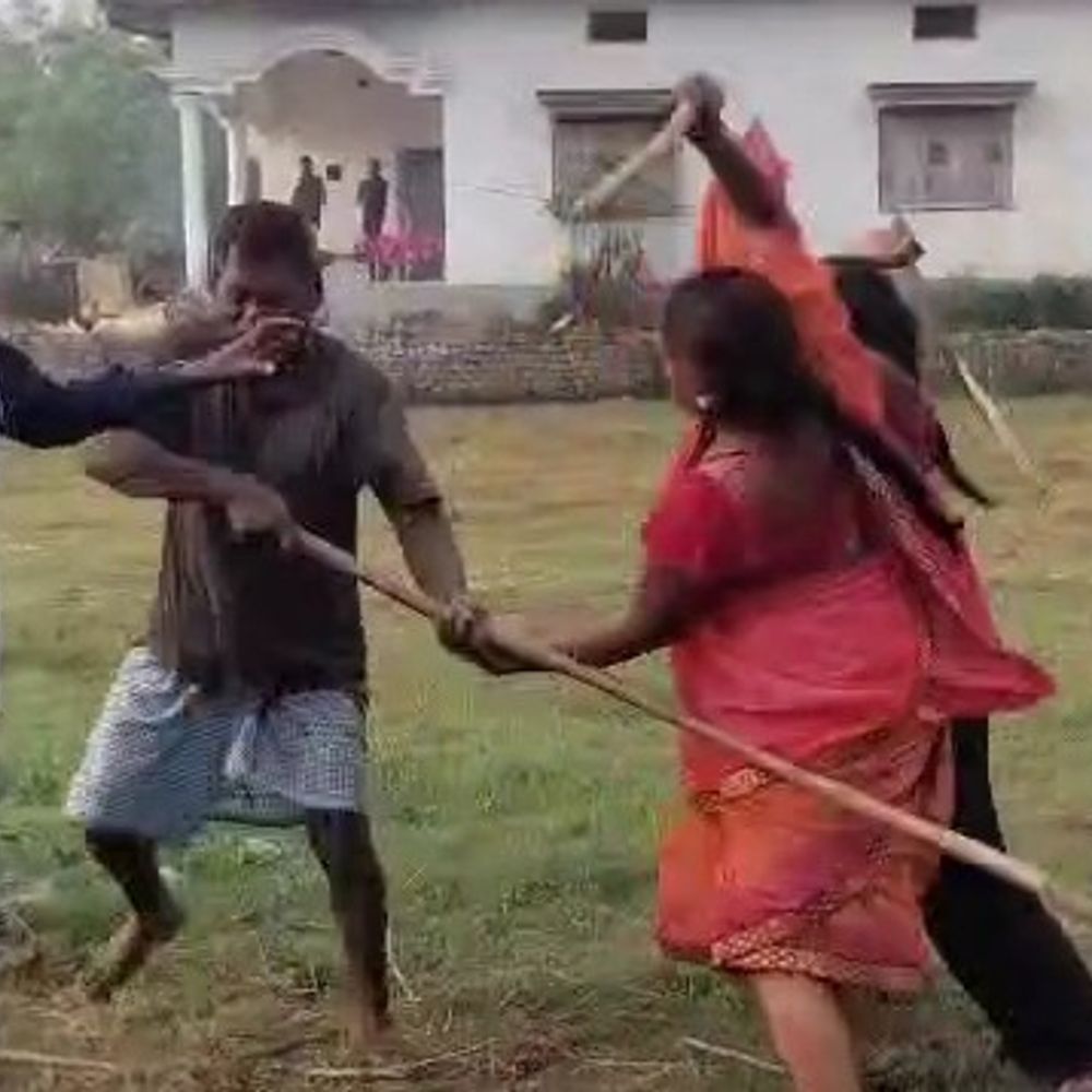 आजमगढ़ में जमीनी विवाद को लेकर मारपीट:सोशल मीडिया पर वायरल हुआ वीडियो, छानबीन में जुटी पुलिस