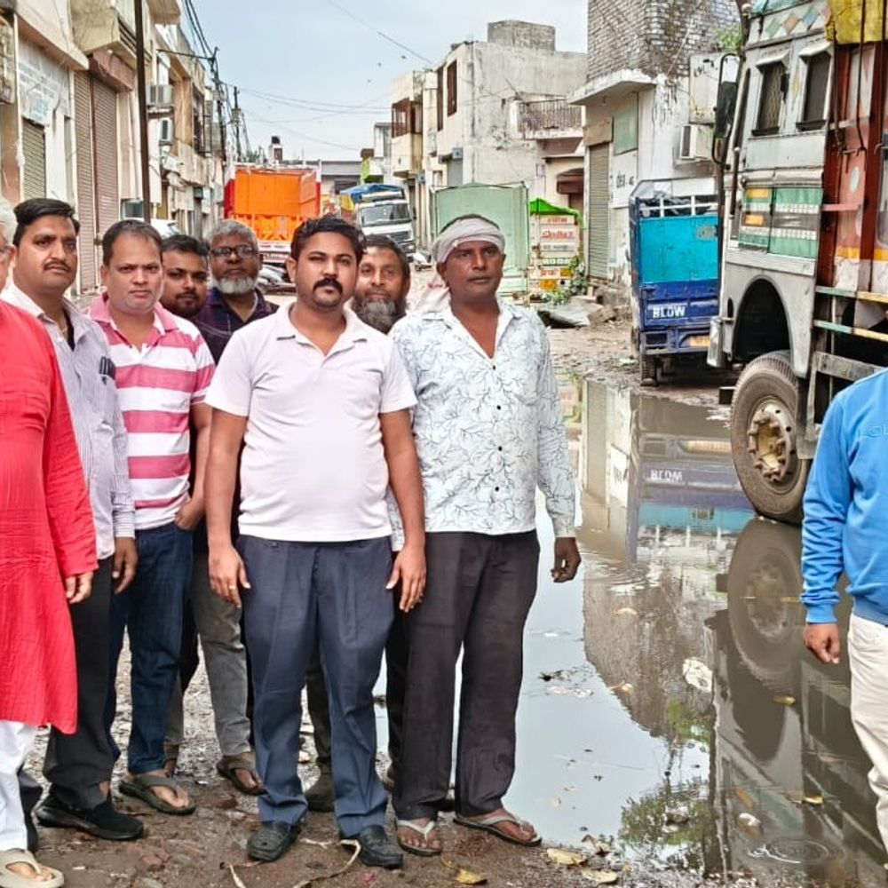 ट्रांसपोर्ट नगर में जलभराव की समस्या पर काम शुरू:मेरठ सांसद की पहल पर नगर निगम ने कराया सड़क निर्माण शुरू