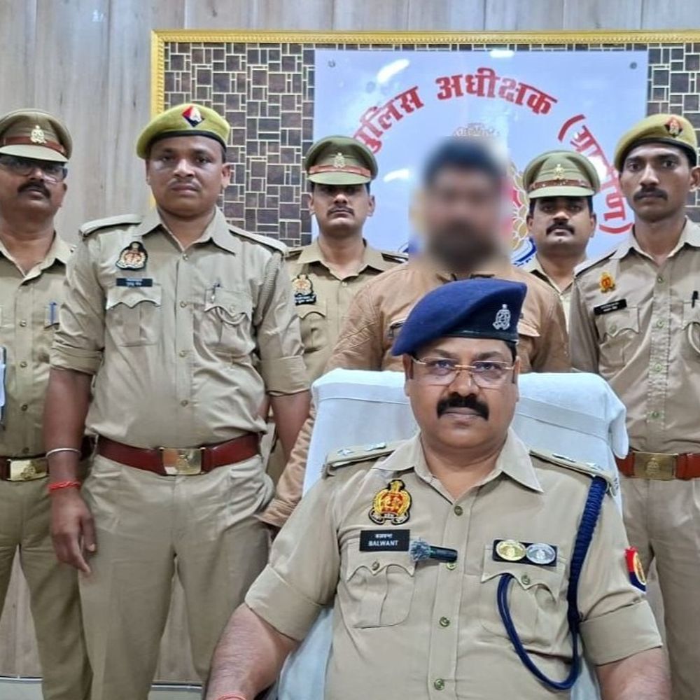 अयोध्या में गल्ला व्यापारी से ठगी करने वाला बदमाश गिरफ्तार:23 हजार नकद और पुलिस कैप बरामद, कई शहरों में कर चुका है वारदातें