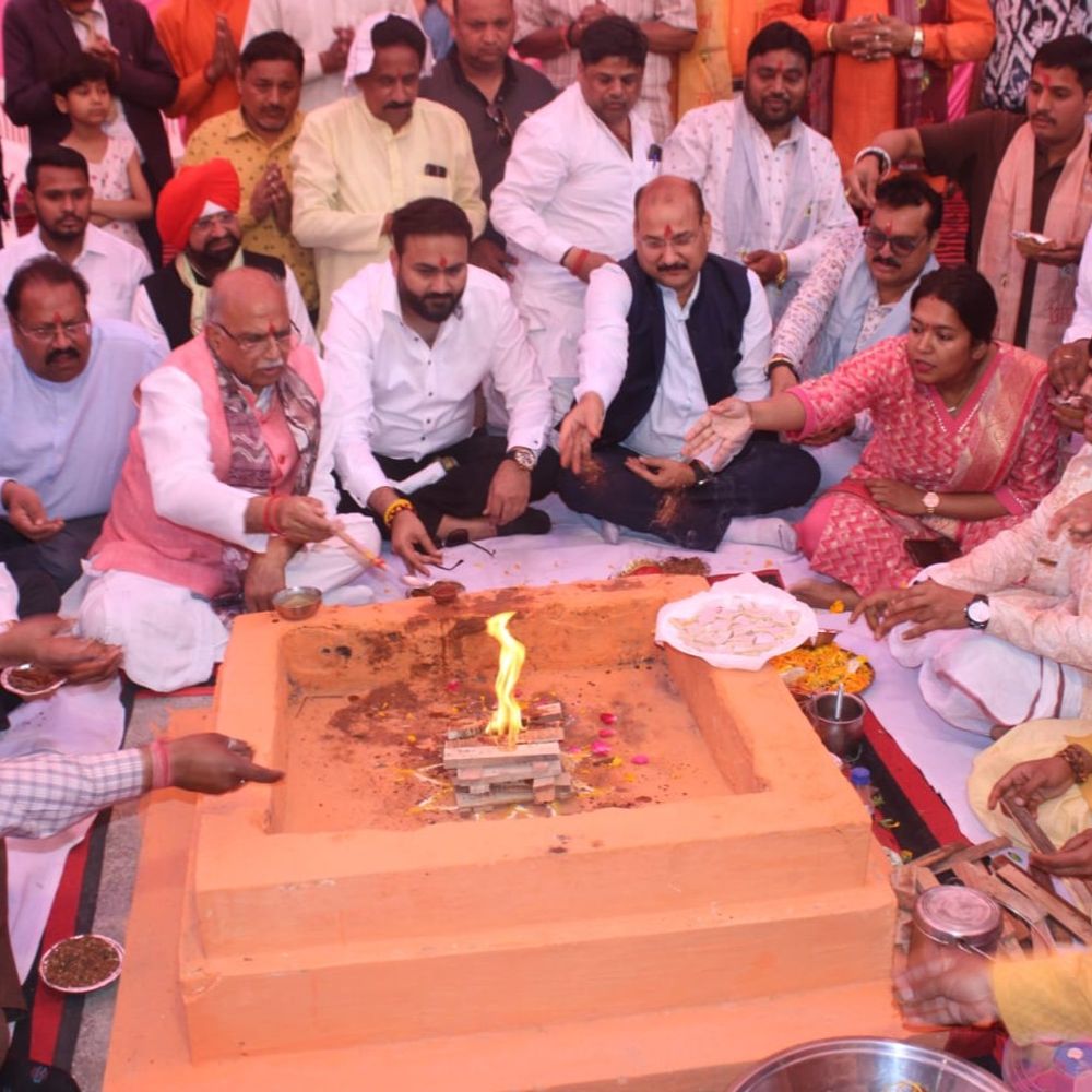 मेरठ में प्रांतीयकृत नौचंदी मेले का उद्घाटन:जनप्रतिनिधियों ने देवी मंदिर में हवन-पूजन, मजार पर चादर चढ़ाकर की जनकल्याण की कामना