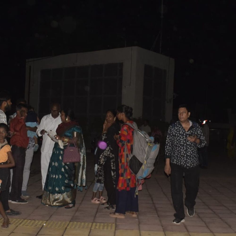 मेरठ मेट्रो के सिग्नल में आई खराबी:ट्रेनों की रनिंग में दिक्कत, लाइनें इफैक्ट होने से लेट और स्लो चल रही ट्रेनों