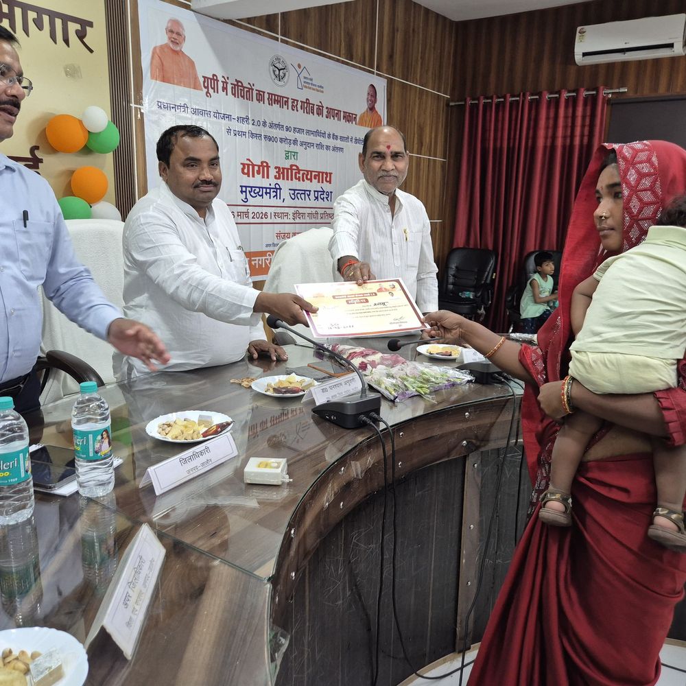 जालौन में 33 लाभार्थियों को आवास स्वीकृति पत्र मिले:प्रधानमंत्री आवास योजना की पहली किस्त जारी, पक्के घर का सपना साकार