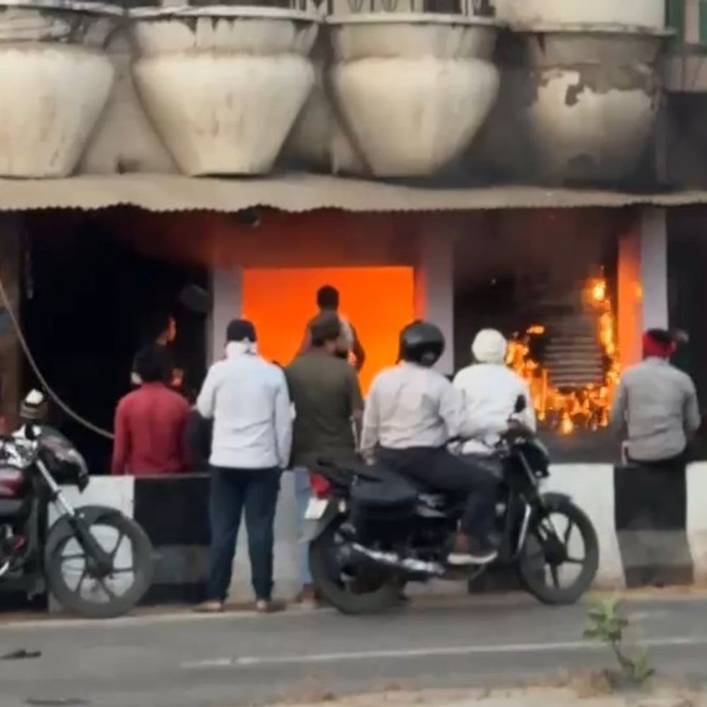 कौशांबी में बीज भंडार की दुकान में भीषण आग:एक घंटे बाद आग पर काबू, लाखों का नुकसान, एक झुलसा