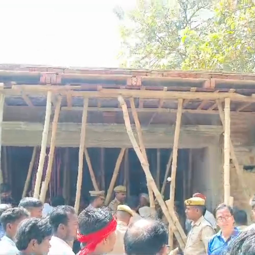 प्रतापगढ़ में मां-बेटे की धारदार हथियार से हत्या:शटरिंग मिस्त्री ने घर में देखे खून से लथपथ शव, तीनों बेटियां गई थीं शहर