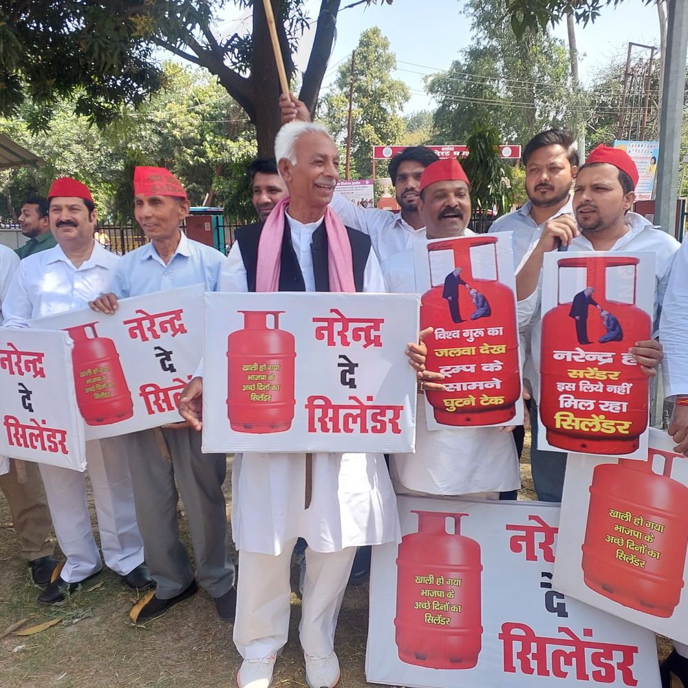 एलपीजी सिलेंडर की किल्लत पर सपा का प्रदर्शन:सरकार-प्रशासन के दावों को बताया झूठा, ब्लैक में बिकने का आरोप