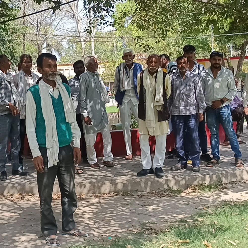 प्रधान पर मरघट की जमीन के गलत पट्टे का आरोप:ग्रामीणों ने डीएम से शिकायत की, तहसीलदार ने बंजर भूमि बताया