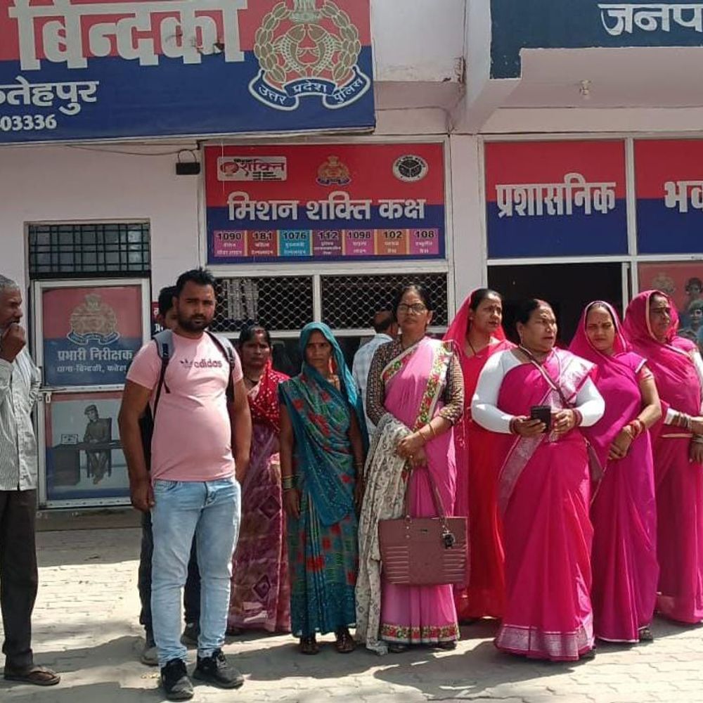 गुलाबी गैंग ने बिंदकी कोतवाली का घेराव किया:दो माह से लापता छात्रा की बरामदगी न होने पर 4 दिन का अल्टीमेटम