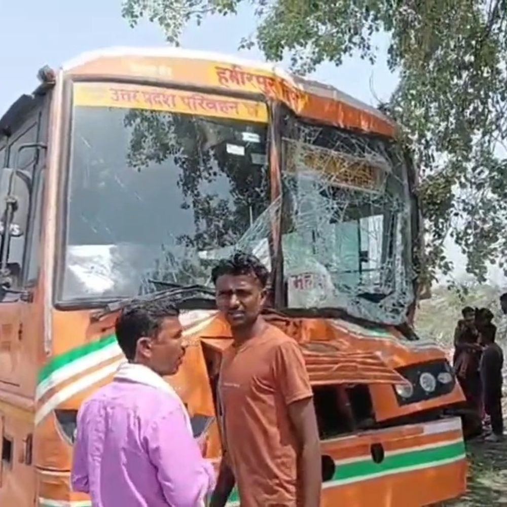 महोबा में तेज रफ्तार रोडवेज बस खड़े ट्रक से टकराई:तीन महिलाओं सहित 9 यात्री घायल, दो की हालत गंभीर