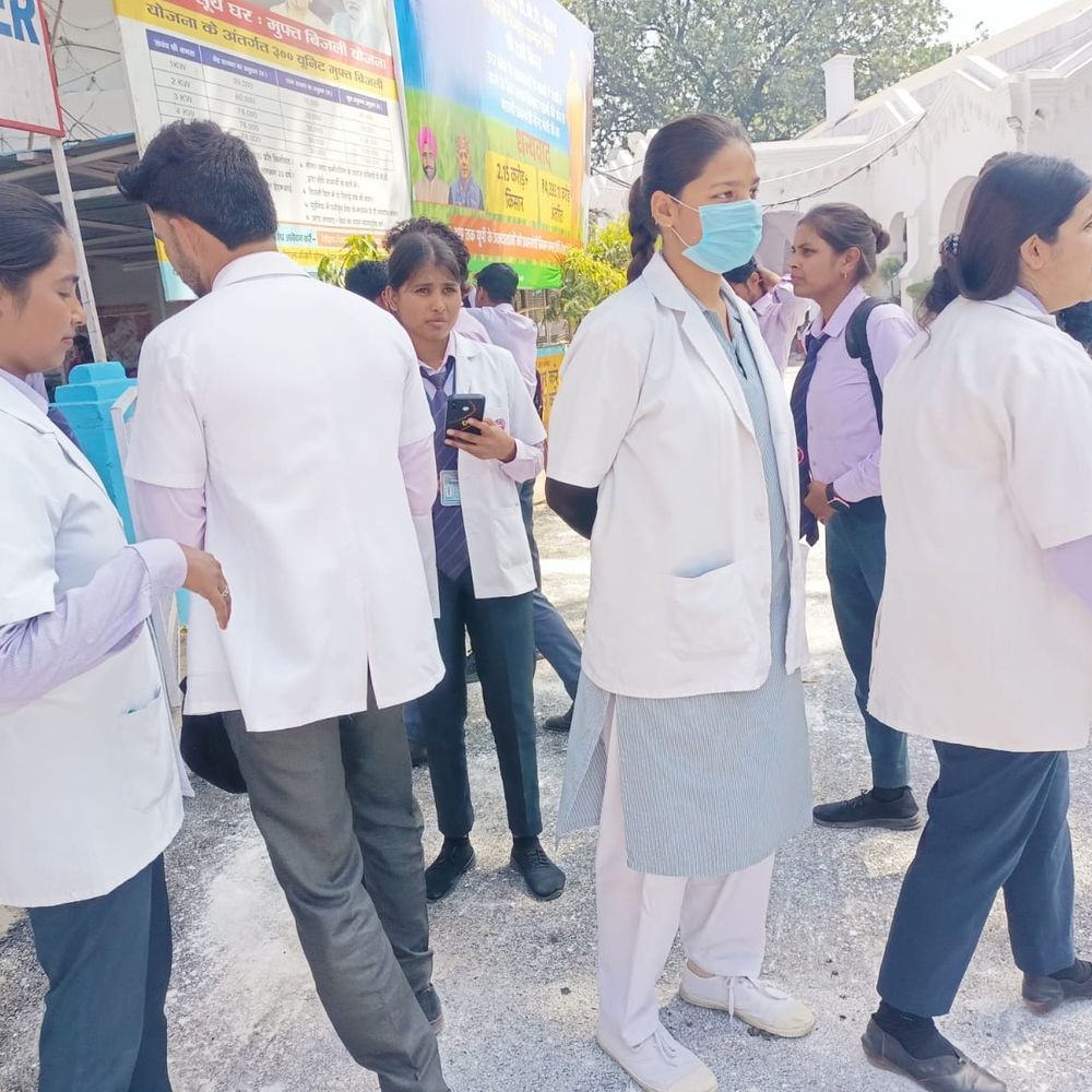 कृतिका नर्सिंग कॉलेज पर भ्रष्टाचार का आरोप:छात्रों ने डीएम से लगाई गुहार, प्रैक्टिकल के नाम पर अवैध वसूली और फेल करने का आरोप