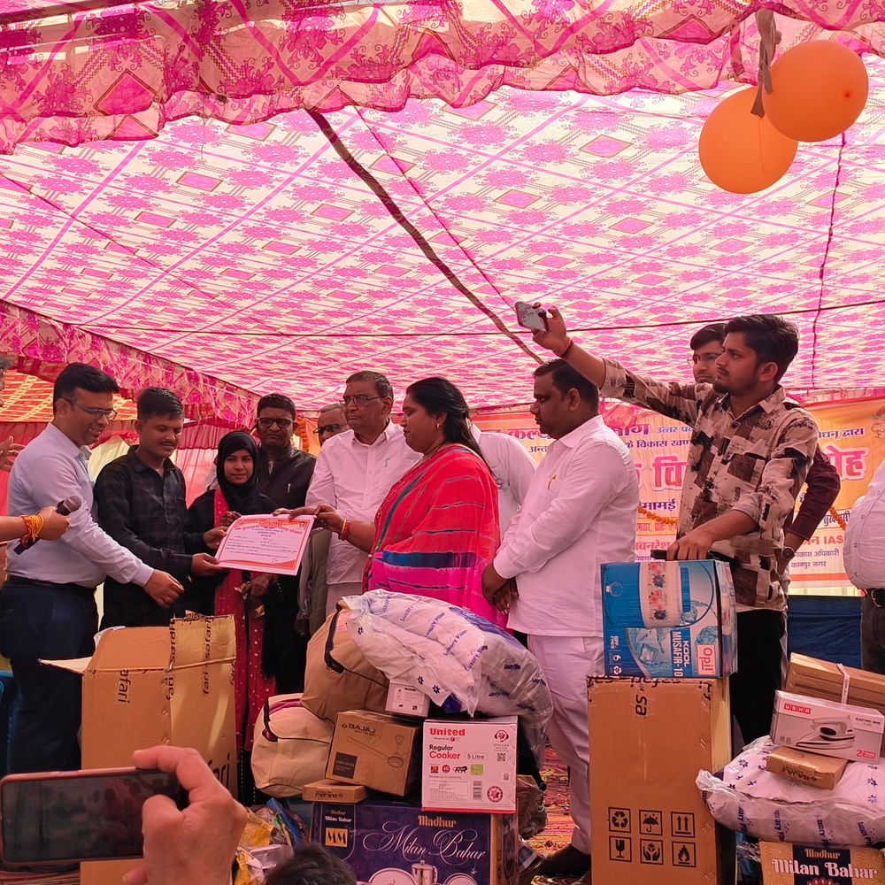 घाटमपुर में सामूहिक विवाह समारोह:बैंड-बाजे और मंत्रोच्चार के बीच 83 जोड़े विवाह बंधन में बंधे, विधायक ने नवविवाहितों को दिए उपहार