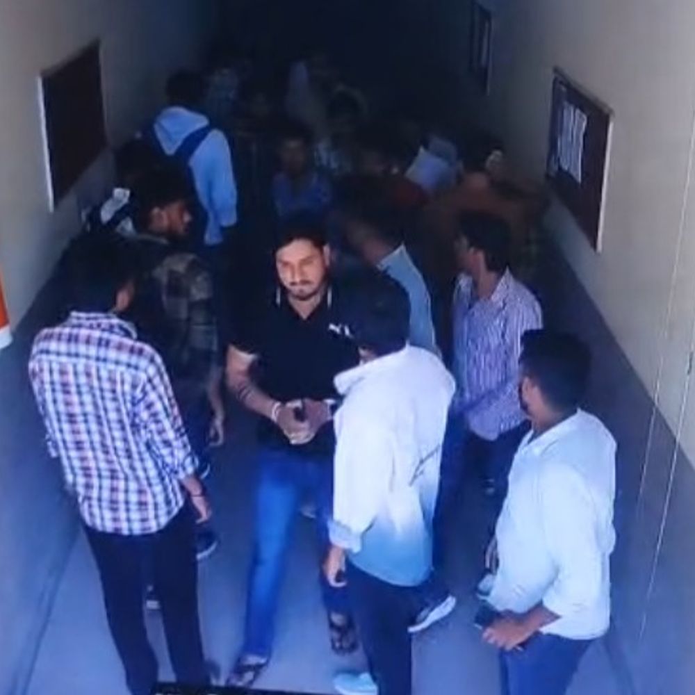 मेरठ कॉलेज में राष्ट्रीय खिलाड़ी पर हमला:मामूली विवाद पर लाठी-डंडों से पीटा, तमंचा तानने का आरोप