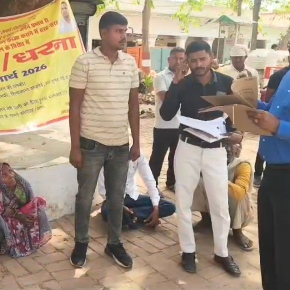 रायबरेली में विधायक पर उत्पीड़न का आरोप:पीड़ित ने DM कार्यालय के सामने मुख्यमंत्री के बैनर के साथ सत्याग्रह शुरू किया