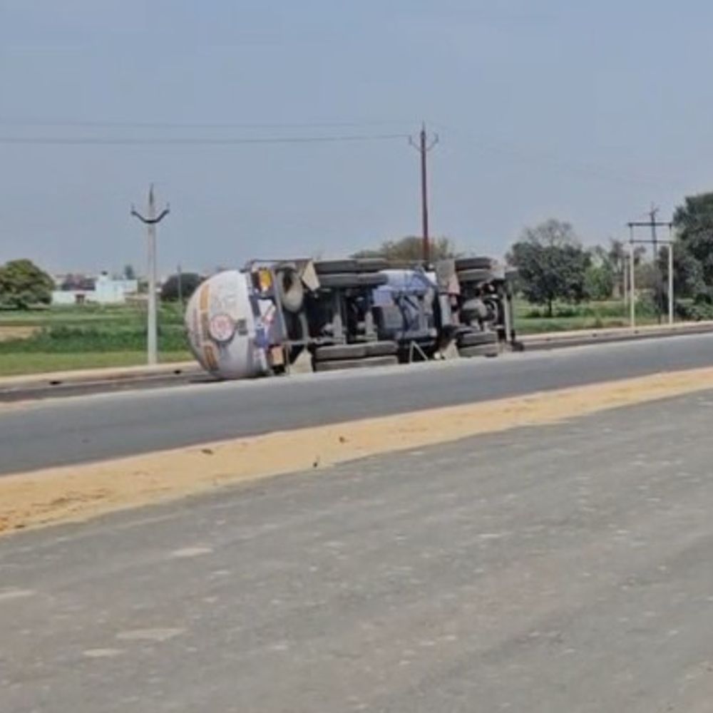 कासगंज में गैस टैंकर पलटा, हाईवे पर आवागमन रोका:रिसाव की आशंका, गैस सेफ्टी विभाग अधिकारियों को बुलाया गया