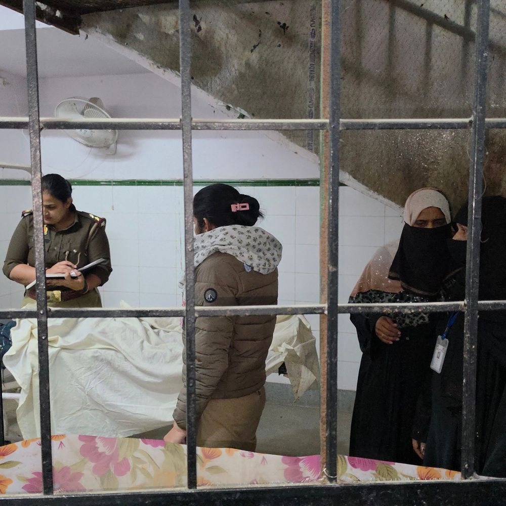 संभल में आशा वर्कर पत्नी की कैंची भोंपकर हत्या:मेडिकल स्टोर संचालक पति ने सुसाइड का प्रयास किया, मामी से निकाह करना चाहता था