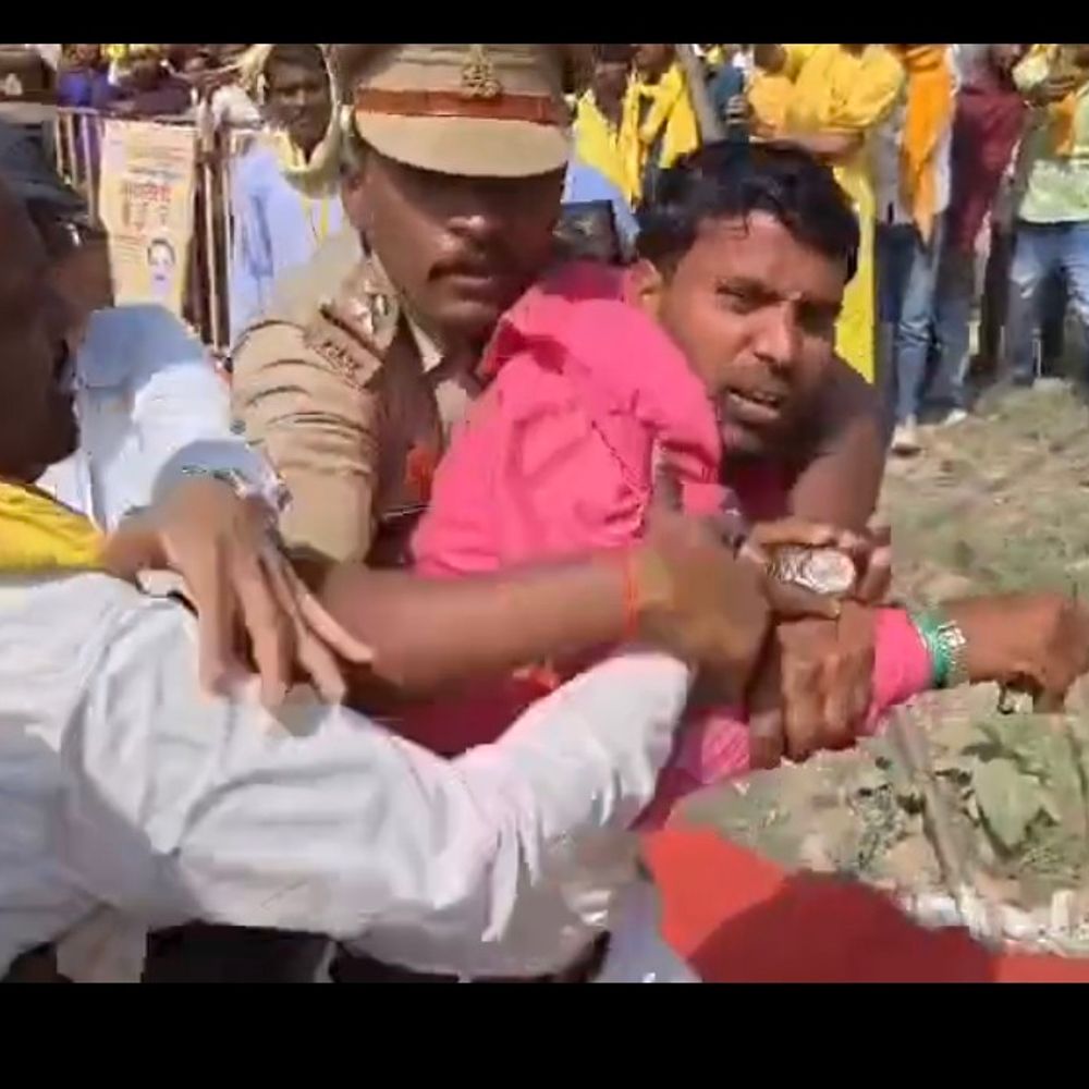 महाराजगंज में मंत्री राजभर के काफिले को काला झंडा दिखाया:युवक हिरासत में, पुलिस पूछताछ में जुटी