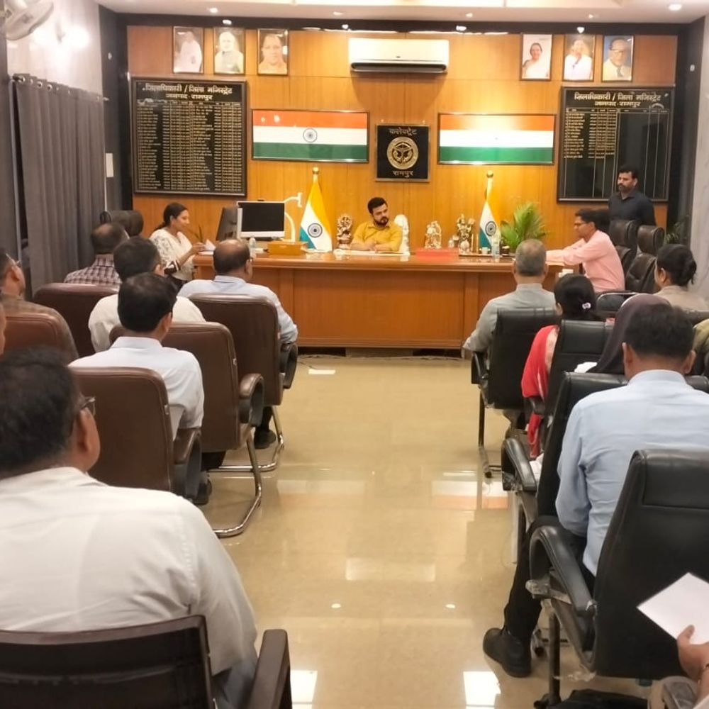 डीएम का निजी स्कूलों को निर्देश:कहा- नियमों के तहत ही लें फीस, तय दुकानों से खरीदारी का दबाव न बनाएं