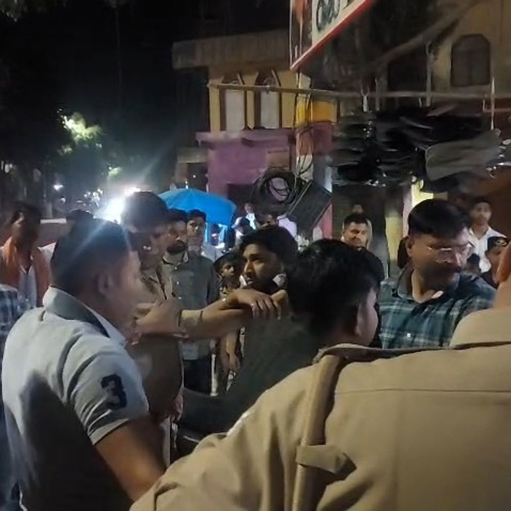 10 रुपए के लेनदेन पर दुकानदार को पीटा, VIDEO:मैनपुरी में पुलिस के सामने भी नहीं रुके हमलावर, दोनों पक्षों को थाने ले गई पुलिस
