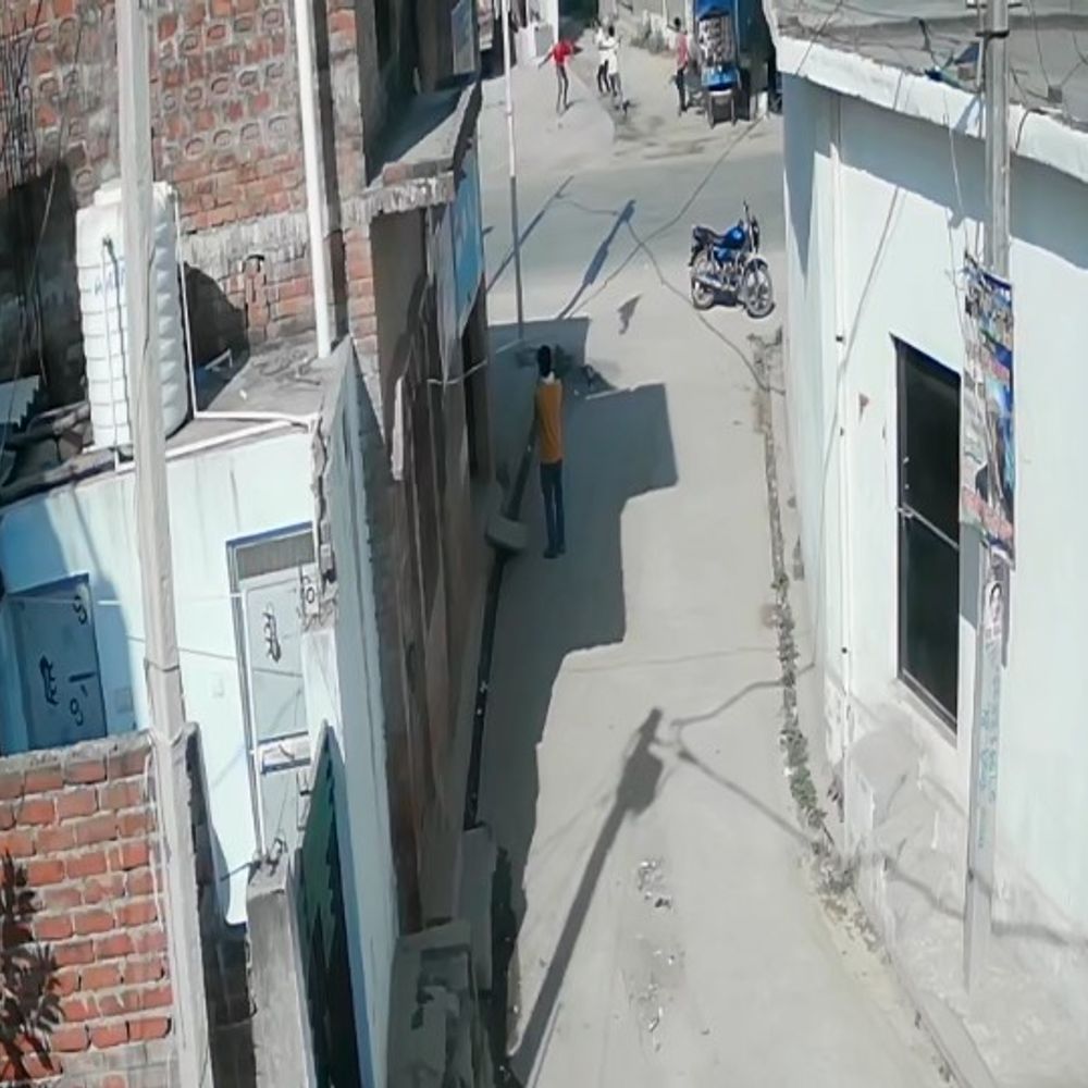 शिकायत करने पर भाइयों को फिर पीटा:फतेहपुर में बाइक सवार सगे भाइयों को दबंगों ने दौड़ा-दौड़ाकर पीटा