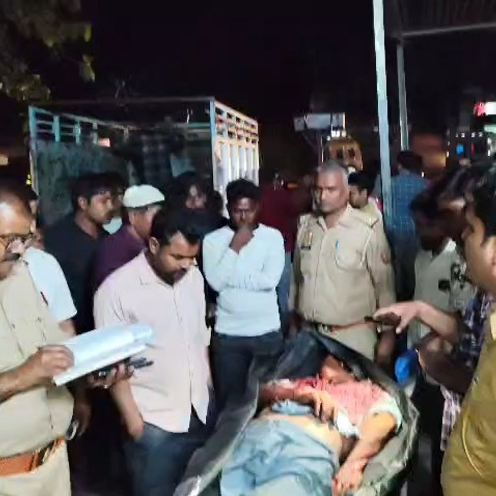 सीतापुर में ओवरटेक के दौरान दो बाइकों की भिड़ंत:बाइक सवार एक युवक की मौत, दो अन्य घायल, घायलों को अज्ञात वाहन ने कुचला