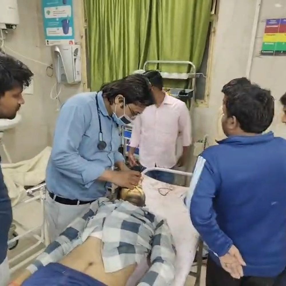 ट्रैक्टर की टक्कर से बाइक सवार पल्लेदार की मौत:फर्रुखाबाद में जिला जेल मार्ग पर हुआ हादसा, परिजन अस्पताल ले गए