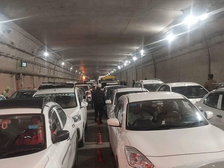 हिमाचल में अटल टनल में पूरी रात फंसे सैकड़ों टूरिस्ट:  बर्फबारी से सड़कों पर बढ़ी फिसलन, गाड़ियों में काटी रात, अगले 6 दिन बारिश – Himachal News