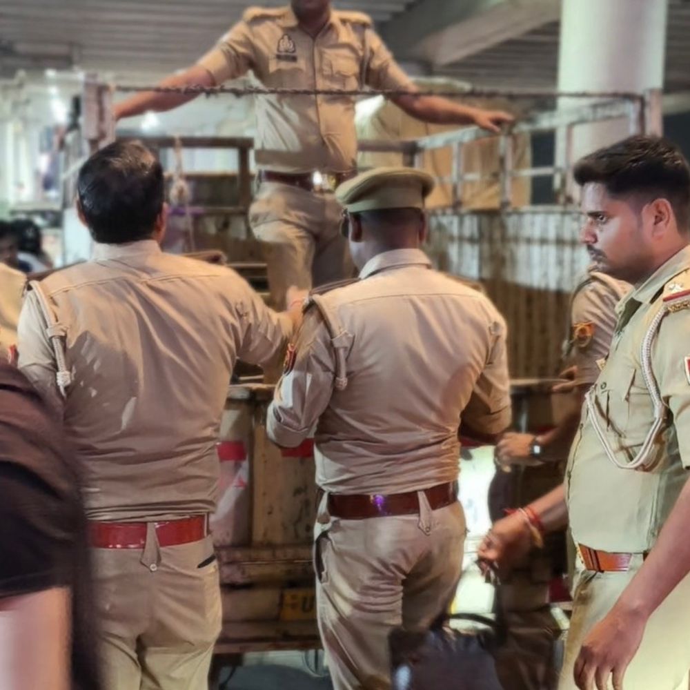 कानपुर में चलती बस से उतरते समय बुजुर्ग की मौत:डायरी में मिला फर्रुखाबाद का पता, शिनाख्त के प्रयास जारी