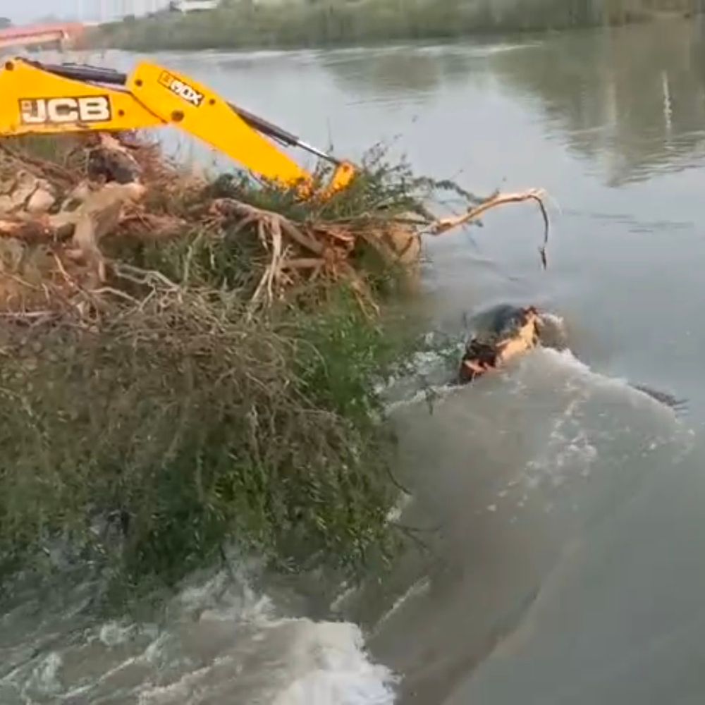 शारदा सहाय नहर टूटी, सैकड़ों बीघा फसल जलमग्न:प्रतापगढ़ में किसानों में आक्रोश, मरम्मत के प्रयास जारी