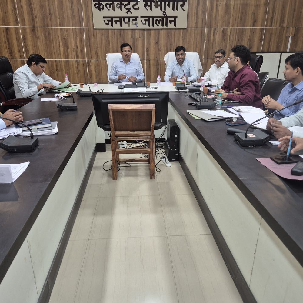 हीटवेव से निपटने को प्रशासन अलर्ट:जालौन में डीएम ने की बैठक, सभी विभागों को दिए तैयारी के निर्देश