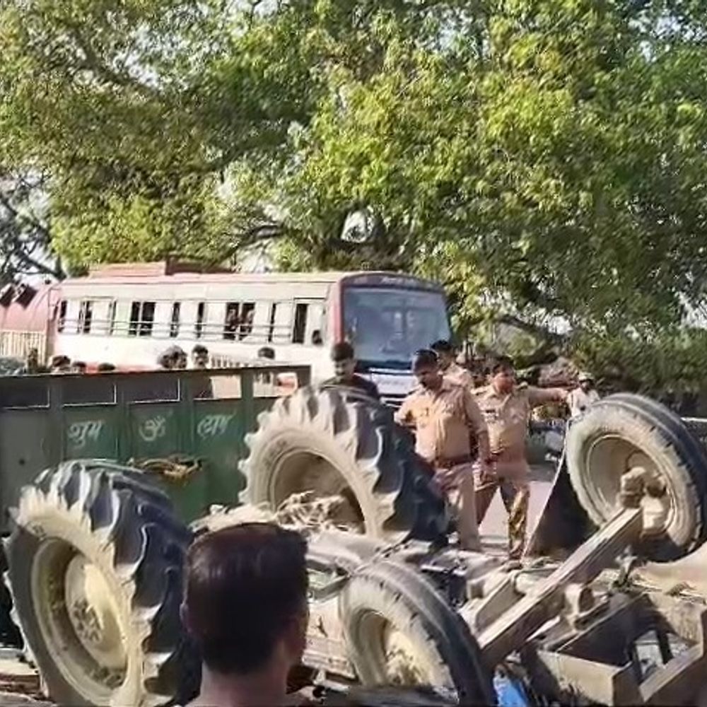 सीतापुर में ट्रैक्टर-ट्रॉली पलटने से दो किसानों की मौत:गन्ना बेचकर लौटते समय हादसा, जेसीबी से हटाई गई ट्रॉली