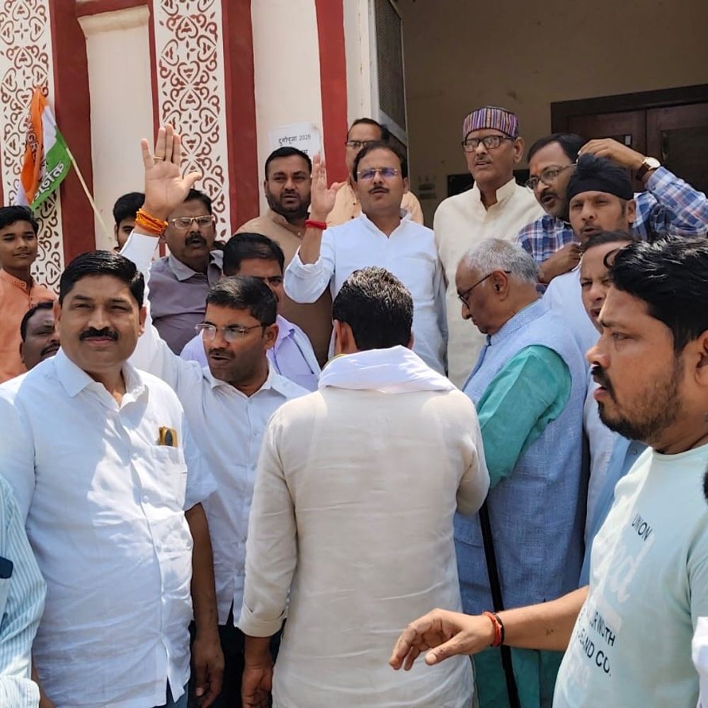 सुल्तानपुर में गैस किल्लत, कीमतों पर कांग्रेस का प्रदर्शन:कलेक्ट्रेट पर सरकार विरोधी नारेबाजी, प्रशासन को ज्ञापन