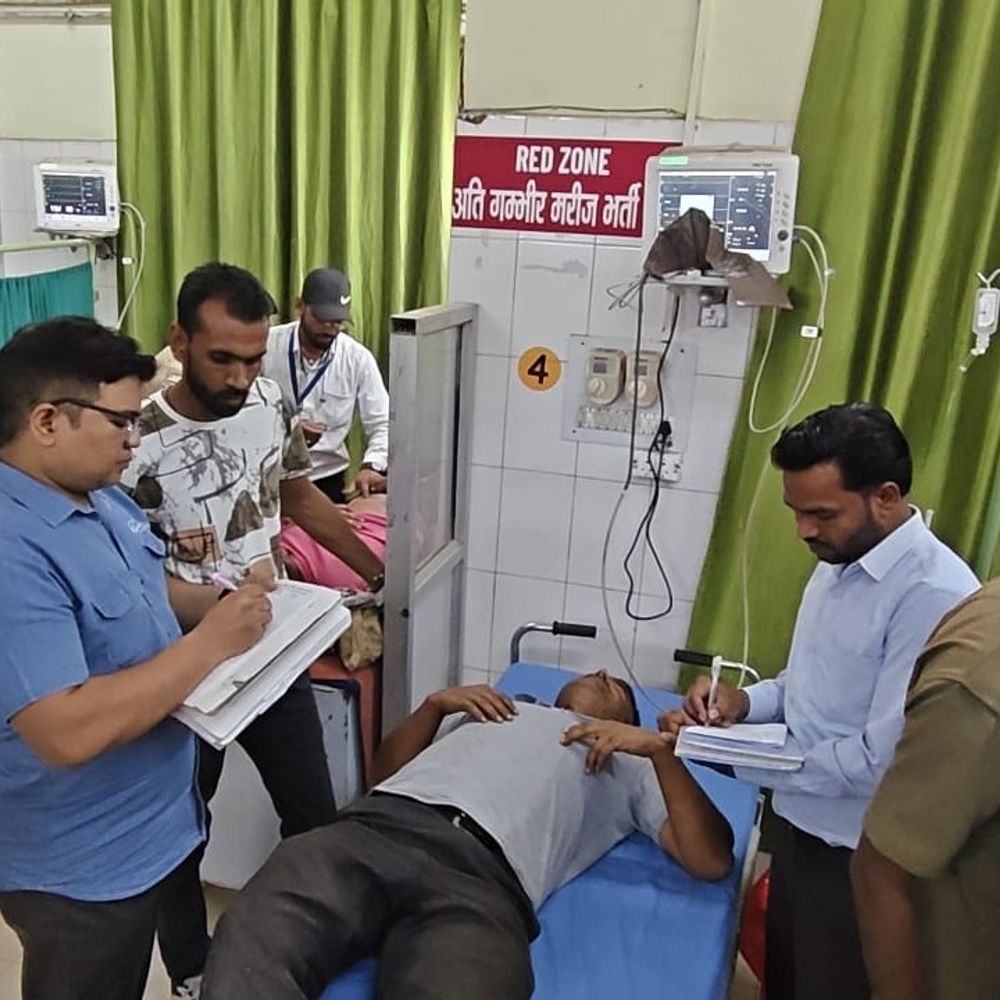 ललितपुर में गैस सिलेंडर टैक्सी से यात्री टैक्सी टकराई:हादसे में पांच घायल, चालक गंभीर हालत में झांसी रेफर