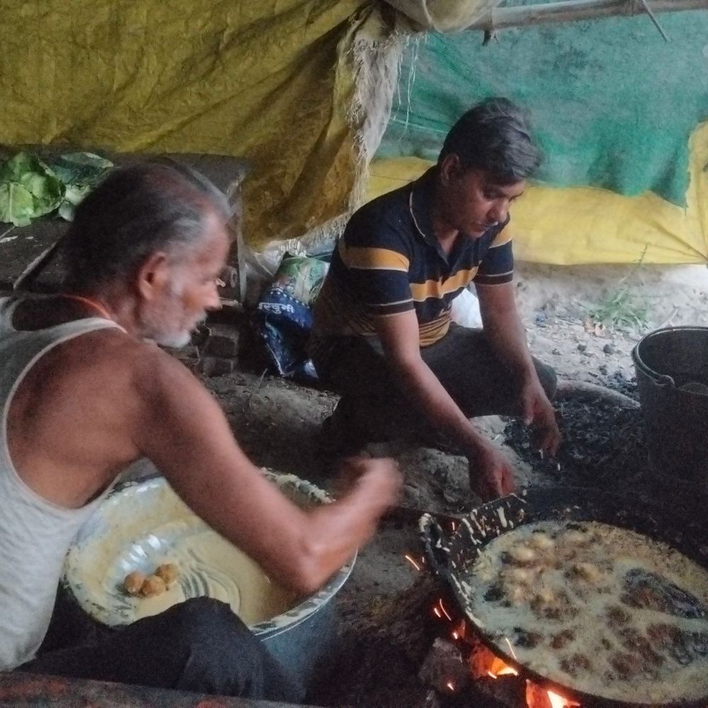 दुर्गागंज बाजार में गैस संकट:छोटे दुकानदार चूल्हे पर नाश्ता बनाने को मजबूर