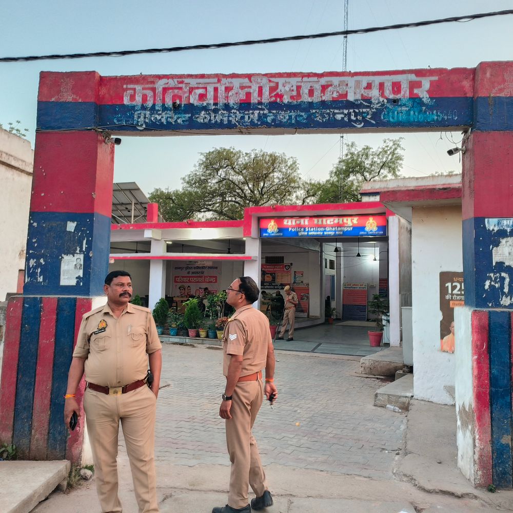 घाटमपुर में जमीन विवाद सुलझाने गई पुलिस पर हमला:दरोगा और महिला सिपाही से धक्का-मुक्की, 5 आरोपी जेल भेजे गए