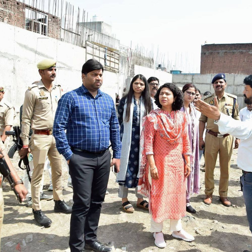 लखीमपुर डीएम ने छोटी काशी गोला कॉरिडोर का निरीक्षण किया:परियोजना को समय पर पूरा करने को लेकर अधिकारियों को निर्देश दिए