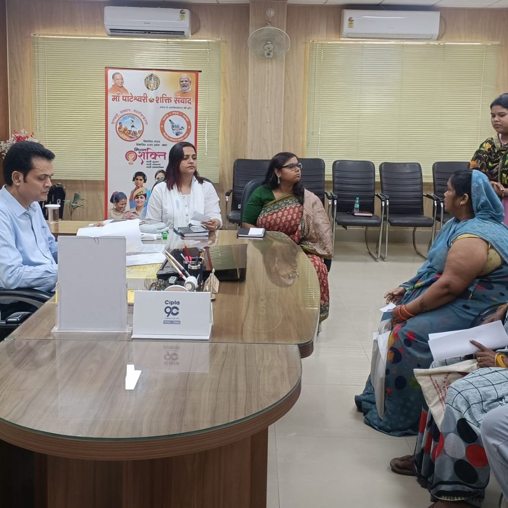 गोंडा में आयुक्त ने महिलाओं की समस्याओं पर सख्त:संपत्ति हड़पने व रास्ते पर कब्जे की शिकायतों पर एसडीएम को जांच के आदेश