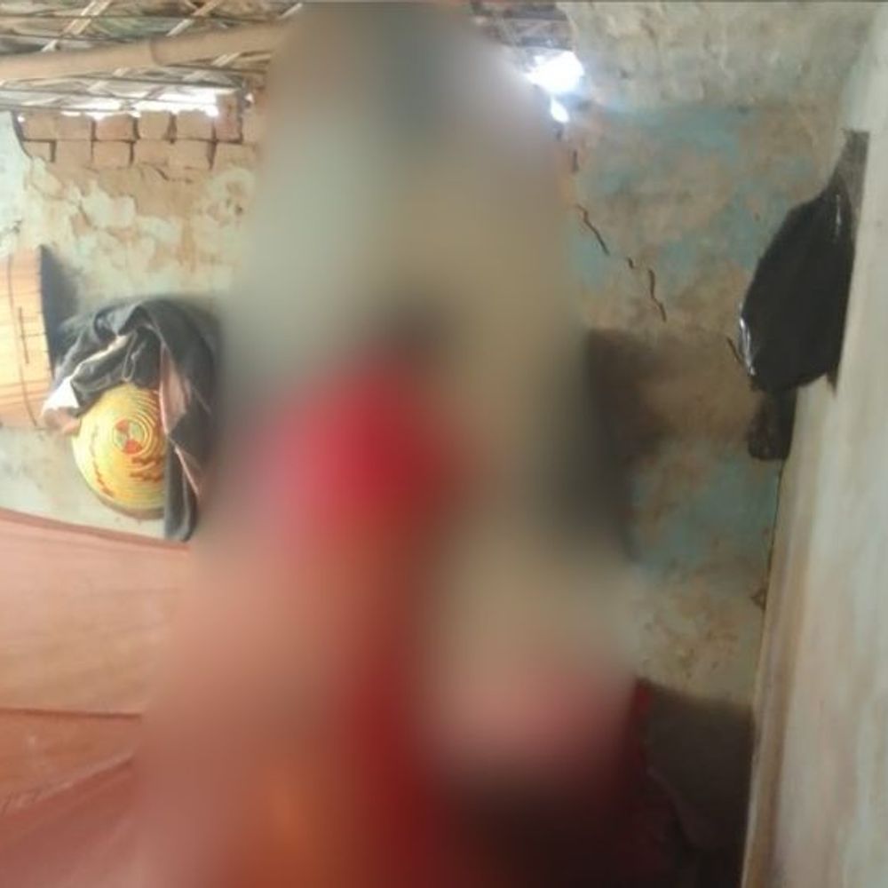 बाराबंकी के जहांगीराबाद में 35 वर्षीय महिला का शव मिला:घर के छप्पर से दुपट्टे के सहारे लटका, पुलिस ने जांच शुरू की