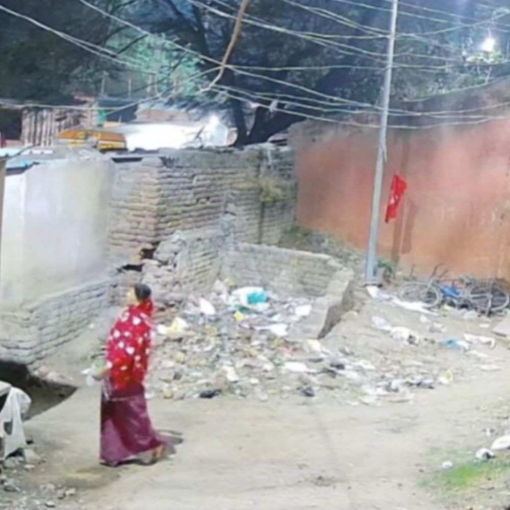 अनपरा में घरों-दुकानों पर पत्थरबाजी:सीसीटीवी फुटेज आया सामने, मोहल्ले में दहशत का माहौल