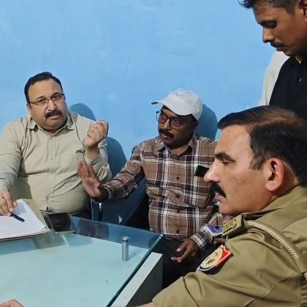 अमरोहा में गैस एजेंसी पर उपभोक्ताओं का हंगामा:सिलेंडर मिले बिना आया डिलीवरी मैसेज, एसडीएम ने जांच के दिए आदेश