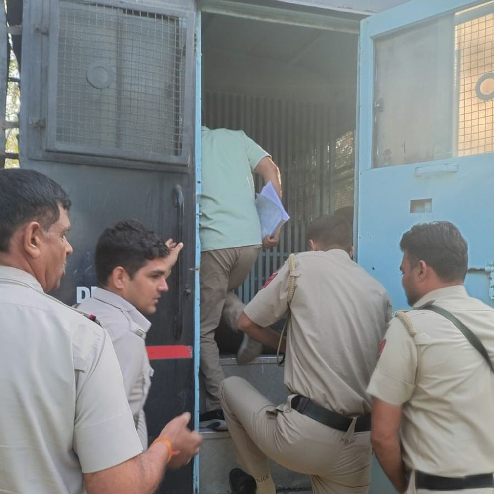 दिल्ली से आए कैदी ने कासगंज में दी परीक्षा:दिल्ली की सेंट्रल जेल से आकर दी उपनिरीक्षक की लिखित परीक्षा