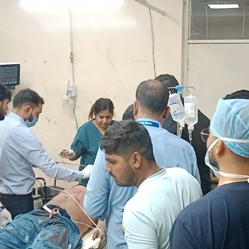 कंस्ट्रक्शन के दौरान छत गिरी, पट्टियां टूटने से 1 घायल:  सिर पर चोट लगने से गंभीर हालत में जयपुर किया रेफर – Churu News