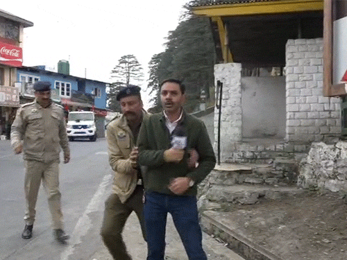 शिमला में पत्रकार से पुलिस की धक्का-मुक्की:  विपक्ष ने उठाए सवाल, वायरल वीडियो पर घिरी सरकार, नेता प्रतिपक्ष ने प्रेस की आजादी पर हमला बताया – Shimla News