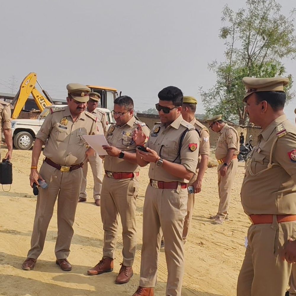 गैंगस्टर मायापति दुबे की 2 करोड़ की संपत्ति कुर्क:कोइरौना में ईंट भट्ठा, ट्रैक्टर व जेसीबी प्रशासन ने जब्त किए