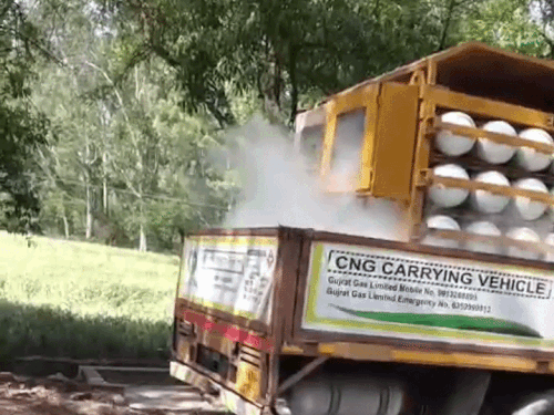 फरीदकोट में सीएनजी सिलेंडरों से भरी गाड़ी से गैस रिसाव:  पुलिस ने ट्रैफिक किया डायवर्ट, ड्राइवर की बहादुरी बचा हादसा, डीएसपी ने किया सम्मानित – Faridkot News