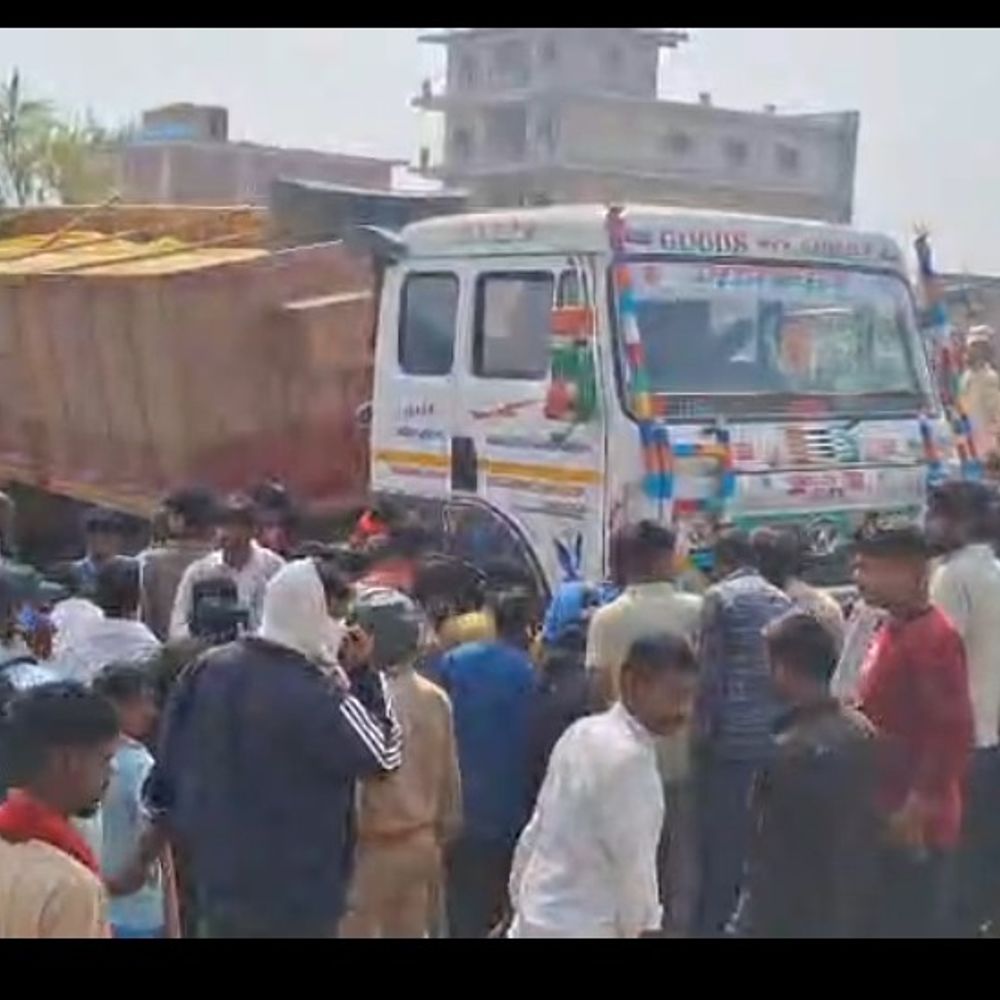 गाजीपुर में ट्रेलर ने बाइक सवार को रौंदा, मौत:दिलदारनगर-रकसहां मार्ग पर हादसा, चालक ट्रेलर छोड़कर फरार