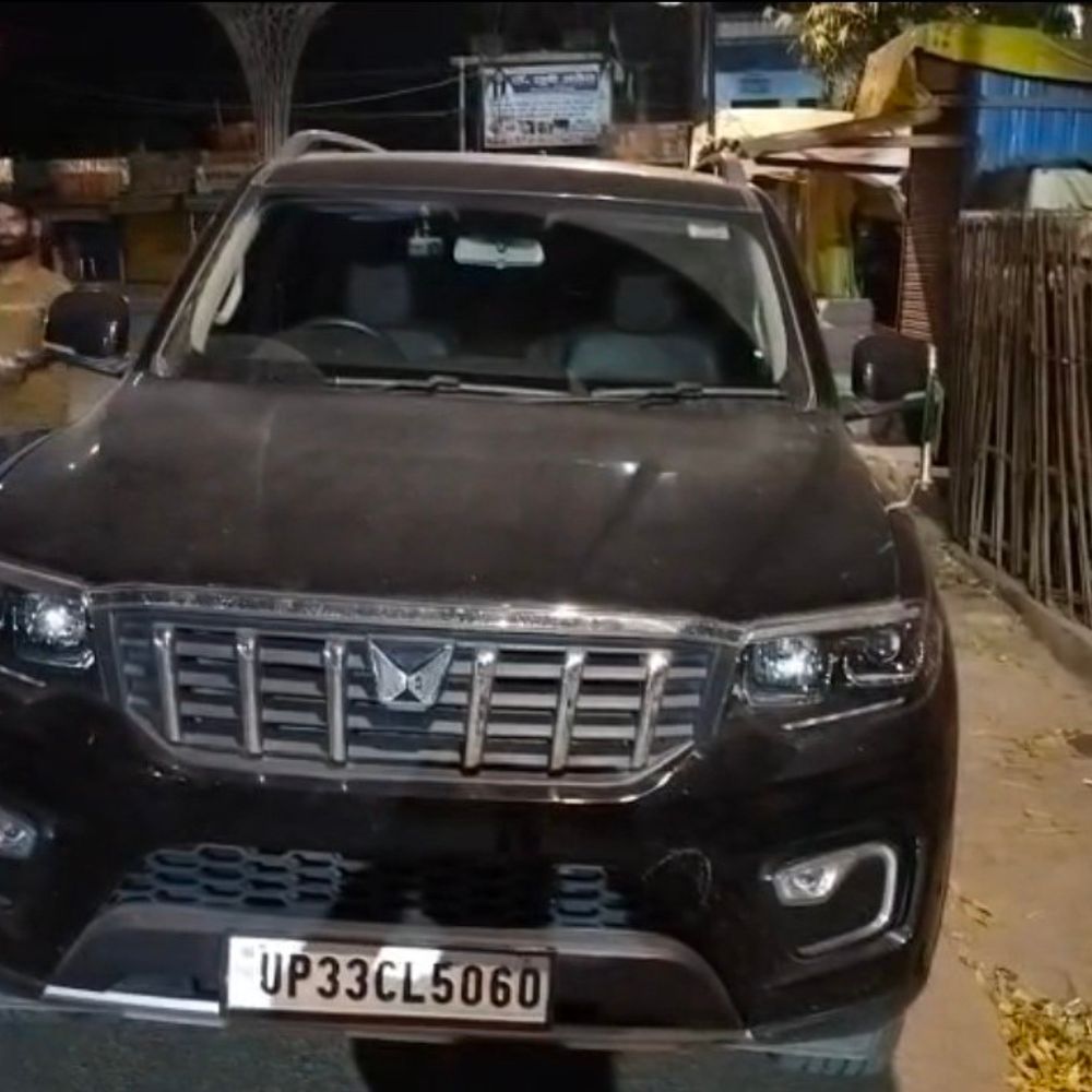 रायबरेली में भाजपा नेता की गाड़ी पर हमला:अज्ञात बाइक सवारों ने स्कॉर्पियो का शीशा तोड़ा, जांच शुरू