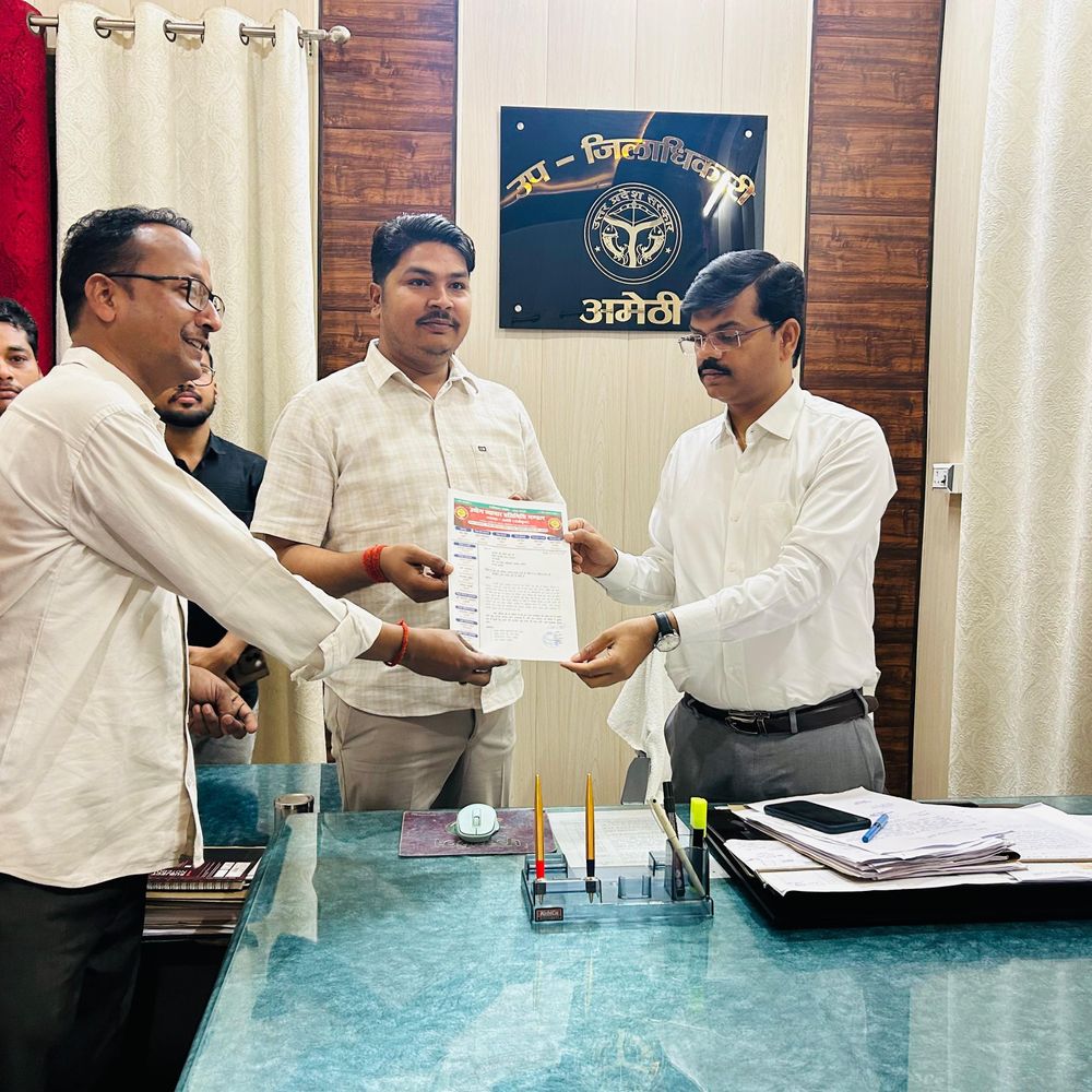 अमेठी में एआरओ भवन की जर्जर हालत:व्यापारियों ने अमित शाह के नाम ज्ञापन भेजा, अयोध्या शिफ्टिंग का डर