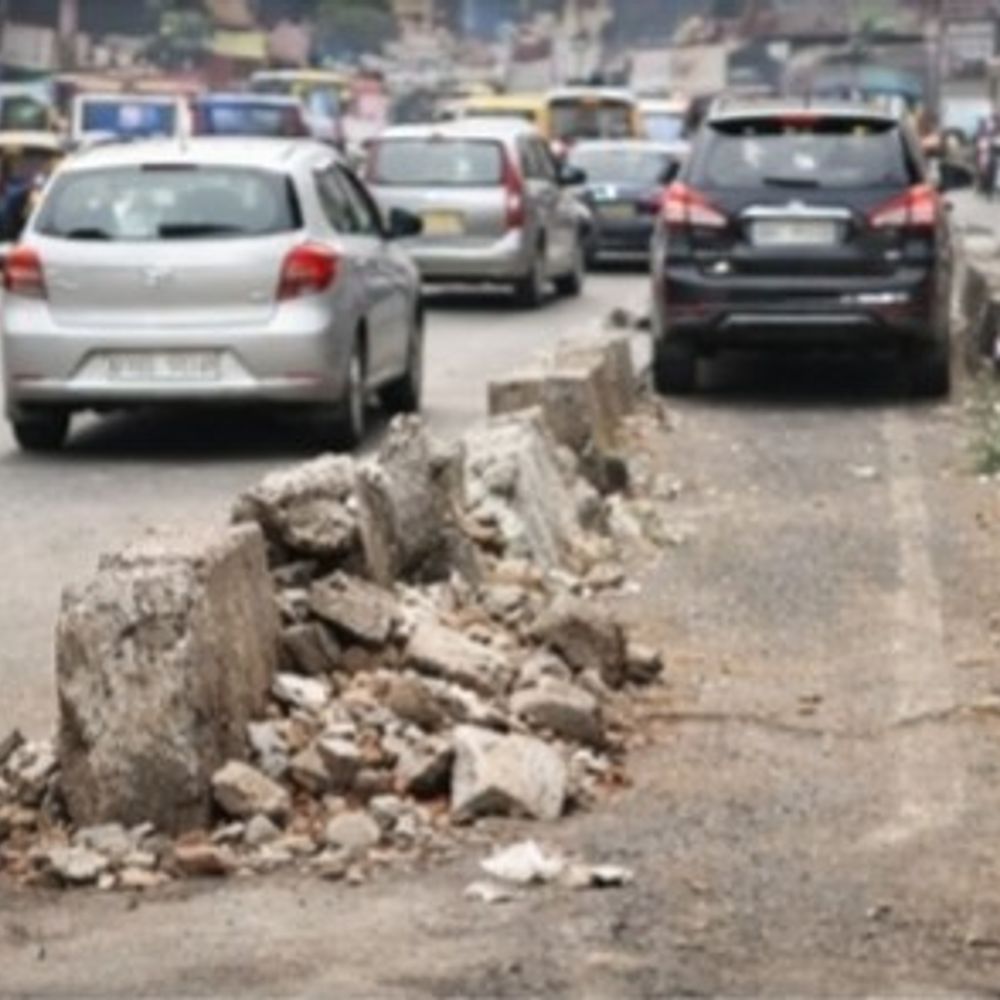 बुध बाजार में स्मार्ट सिटी के काम बदहाल:पार्किंग, जाम और शौचालय की कमी से व्यापारी परेशान